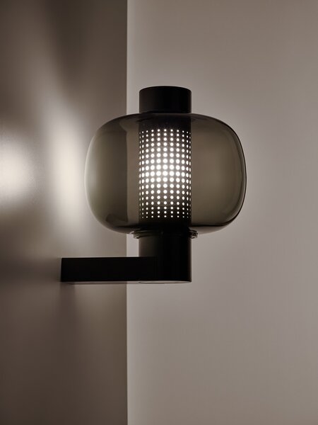 Venkovní i interiérová designová lampa Brokis Bonbori Wall up PC1251, IP44 Povrch Montury: kov - černý matný komaxit (CCS846), Barva skla: šedá kouřová - transparentní sklo (CGC516), Stmívání: TRIAC - STANDARDNÍ VERZE (CEDV2865)