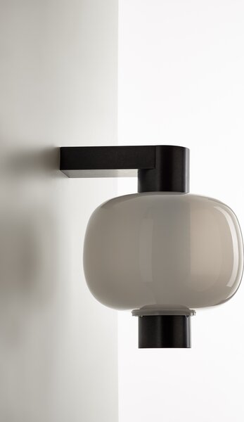 Venkovní i interiérová designová lampa Brokis Bonbori Wall down PC1280, IP44 Povrch Montury: kov - černý matný komaxit (CCS846), Barva skla: šedá kouřová - transparentní sklo (CGC516), Stmívání: TRIAC - STANDARDNÍ VERZE (CEDV2865)