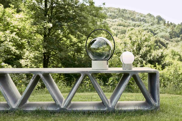 Brokis Designové přenosné svítidlo Sfera Portable PC1273, Ø40 cm, IP44 Povrch Montury: kov - černý matný komaxit (CCS846), Barva skla: šedá kouřová - transparentní sklo (CGC516), Povrchová úprava základny: vysokohodnotný beton - přírodní (CSFB2840)
