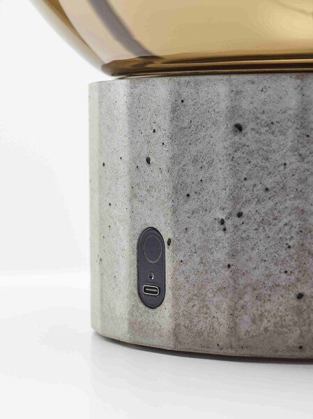 Brokis Designové přenosné svítidlo Sfera Portable PC1273, Ø40 cm, IP44 Povrch Montury: kov - černý matný komaxit (CCS846), Barva skla: šedá kouřová - transparentní sklo (CGC516), Povrchová úprava základny: vysokohodnotný beton - přírodní (CSFB2840)