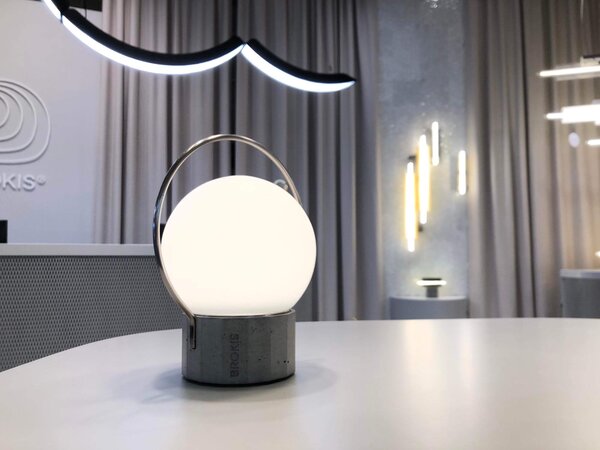 Brokis Designové přenosné svítidlo Sfera Portable PC1271, Ø20,6 cm, IP44 Povrch Montury: kov - černý matný komaxit (CCS846), Barva skla: triplex opál (CGC39), Povrchová úprava základny: vysokohodnotný beton - přírodní (CSFB2840)