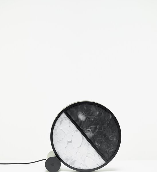 Brokis Designová stolní lampa Geometric PC1270, ⌀43cm Barva spodní části skla: triplex opál BROKISGLASS (CGGB2768), Povrchová úprava skla: lesklý povrch (lícová strana) (CGSU2736), Barva horní části skla: triplex opál BROKISGLASS (CGC2676)