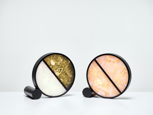 Brokis Designová stolní lampa Geometric PC1270, ⌀43cm Barva spodní části skla: triplex opál BROKISGLASS (CGGB2768), Povrchová úprava skla: lesklý povrch (lícová strana) (CGSU2736), Barva horní části skla: triplex opál BROKISGLASS (CGC2676)
