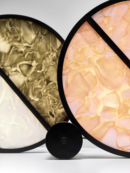 Brokis Designová stolní lampa Geometric PC1270, ⌀43cm Barva spodní části skla: triplex opál BROKISGLASS (CGGB2768), Povrchová úprava skla: lesklý povrch (lícová strana) (CGSU2736), Barva horní části skla: triplex opál BROKISGLASS (CGC2676)