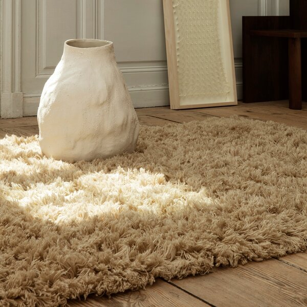 FERM LIVING Koberec Meadow High Pile, Light Sand, 140 x 200