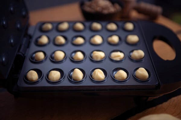 TOUSTOVAČ NA PEČENÍ COOKIES/OŘECHŮ NA SUŠENKY FORMA 24 KS NEPŘILNAVÝ POVRCH 1700W