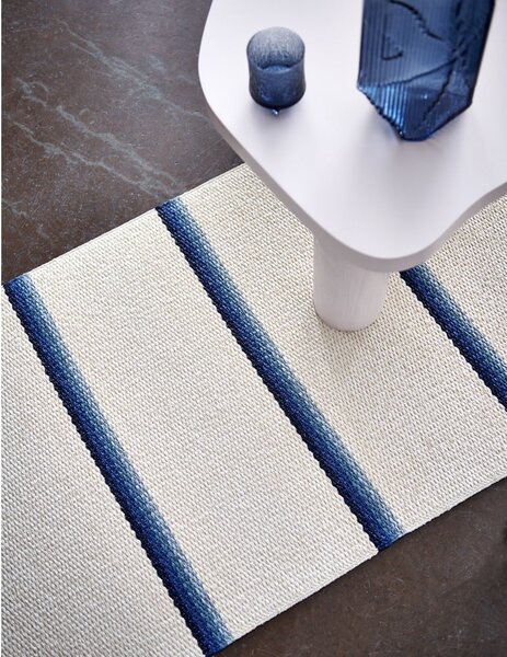 Modro-krémový vnitřní a venkovní běhoun 70x180 cm Olle Blue Vanilla – Pappelina