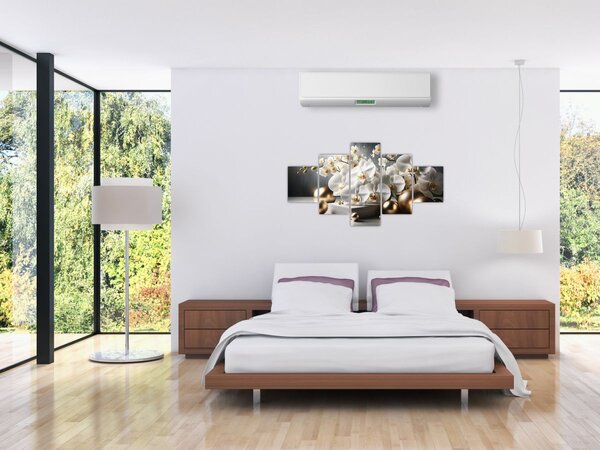 Obraz - Orchidej a zlaté koule (125x70 cm)