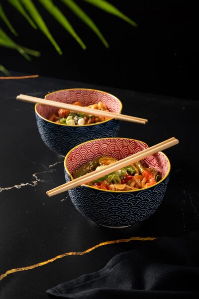 KitchenCraft World of Flavours sada 2 misek na ramen a nudle s bambusovými hůlkami, kamenina, modro-červený japonský vzor WFNOODSETPK2