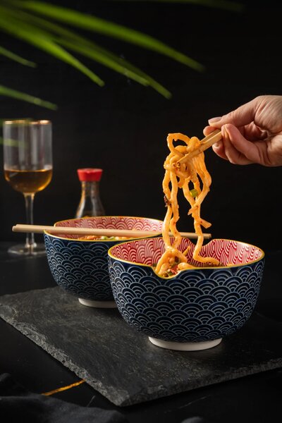 KitchenCraft World of Flavours sada 2 misek na ramen a nudle s bambusovými hůlkami, kamenina, modro-červený japonský vzor WFNOODSETPK2