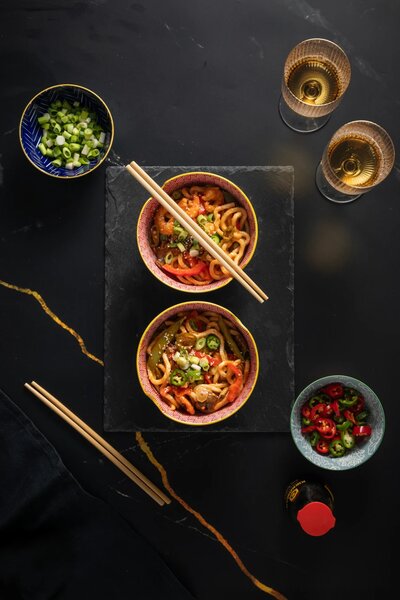 KitchenCraft World of Flavours sada 2 misek na ramen a nudle s bambusovými hůlkami, kamenina, modro-červený japonský vzor WFNOODSETPK2