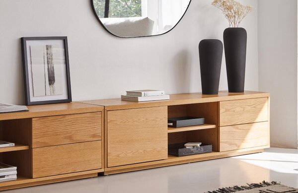 Dubový TV stolek Kave Home Abilen 150 x 36 cm