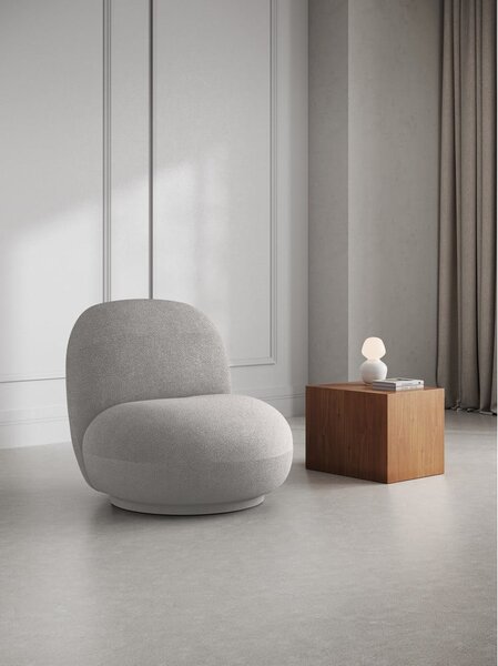 Světle šedé křeslo z textilie bouclé Chuck – Micadoni Home