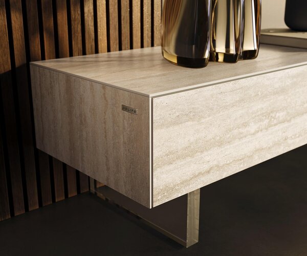 DELIFE TV stolek Cuor 200 cm keramika Laminam® Travertino Bianco krémově bílá 1 výklopná dvířka 1 zásuvka podnož závěsná akrylglas