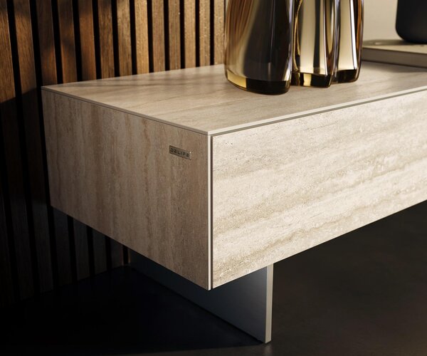 DELIFE TV stolek Cuor 200 cm keramika Laminam® Travertino Bianco krémově bílá 1 výklopná dvířka 1 zásuvka závěsný