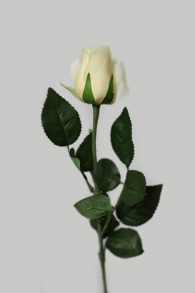 Světle žlutá umělá růže na stonku s listy 56cm