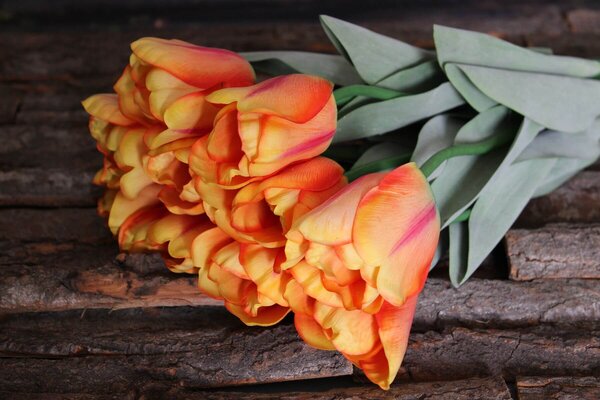 Oranžový umělý tulipán s listy 67cm 1ks