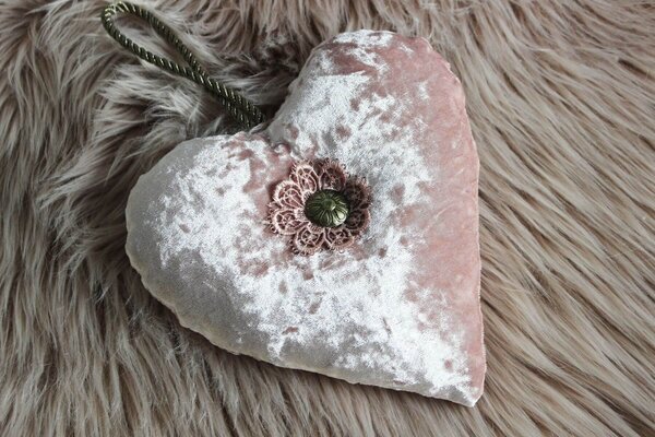 Růžové závěsné sametové srdce s brož 16cm