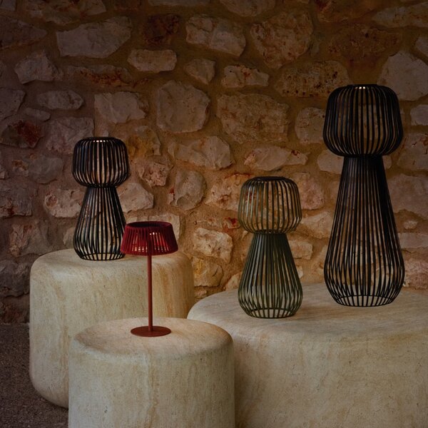 Černá kovová zahradní solární LED lampa Kave Home Reiba