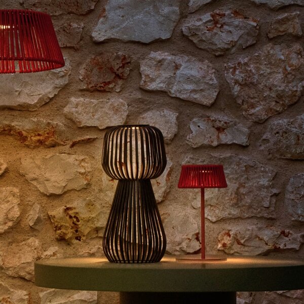 Černá kovová zahradní solární LED lampa Kave Home Reiba
