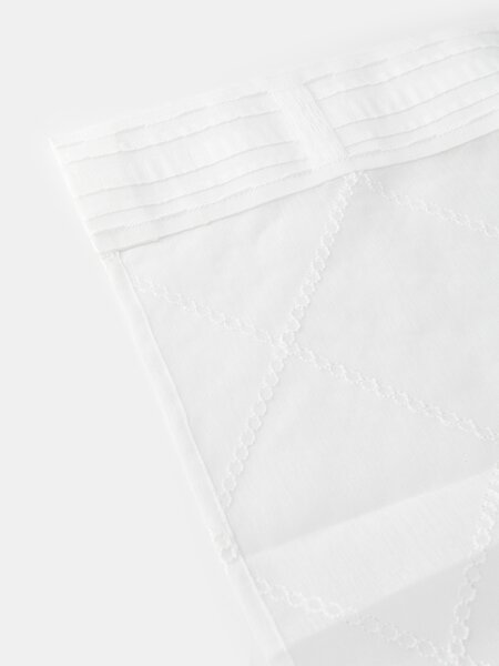 Sinsay - Poloprůhledná záclona na řasící pásce s geometrickou výšivkou - bílá