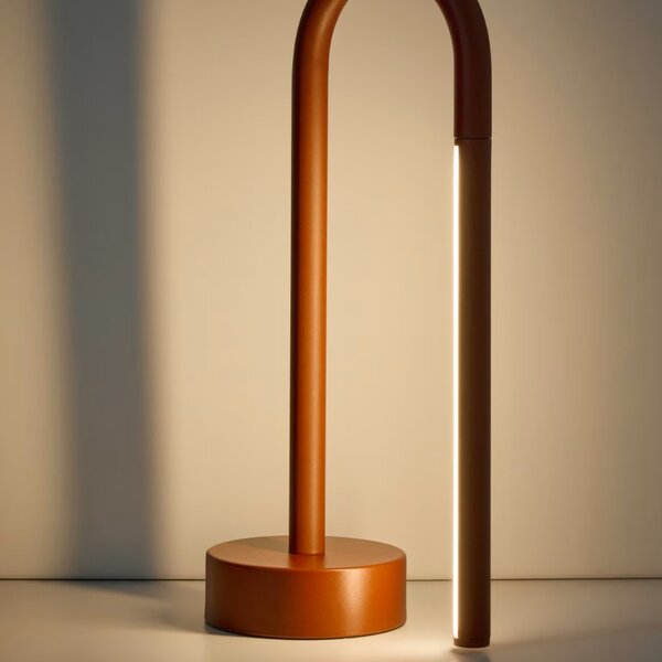 Kave Home Červená kovová stolní LED lampa Bow