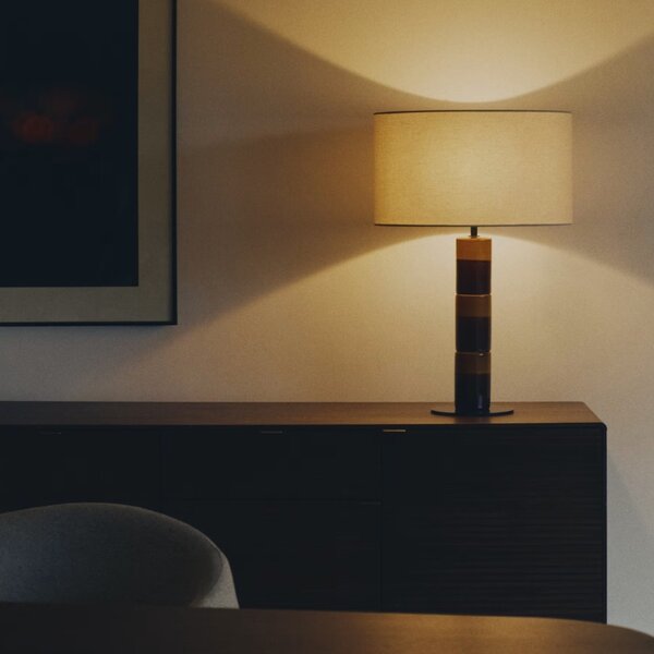 Kave Home Žluto-hnědá keramická stolní lampa Mavran