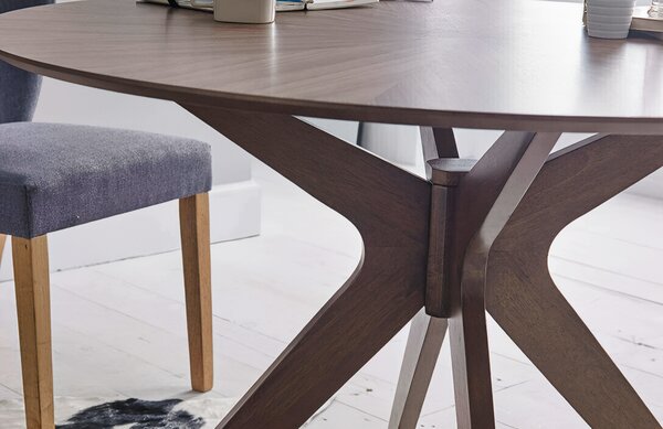 Ořechový kulatý jídelní stůl Somcasa Carmel 120 cm