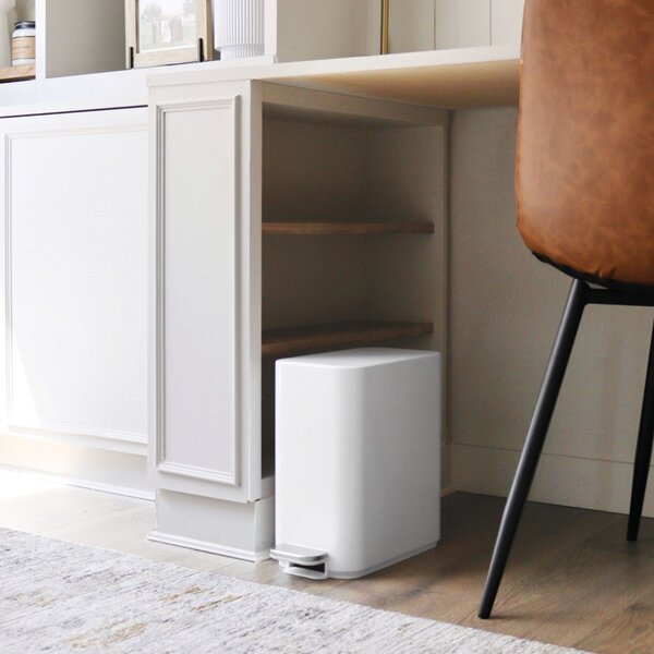 Pedálový úzký odpadkový koš Simplehuman – 5 l, bílá ocel