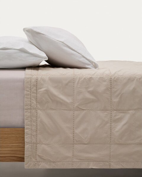 Světle hnědý bavlněný prošívaný přehoz 180x260 cm Isor – Kave Home