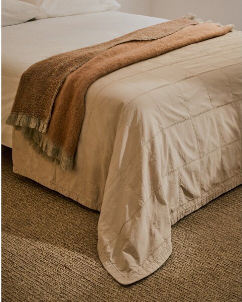 Světle hnědý bavlněný prošívaný přehoz 180x260 cm Isor – Kave Home