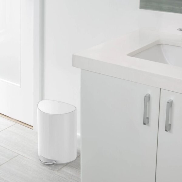 Pedálový odpadkový koš Simplehuman – 6 L, půlkulatý, bílá ocel, tiché zavírání