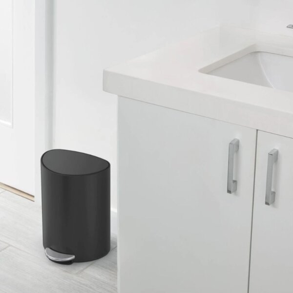 Pedálový odpadkový koš Simplehuman – 6 L, půlkulatý, černá matná ocel, tiché zavírání