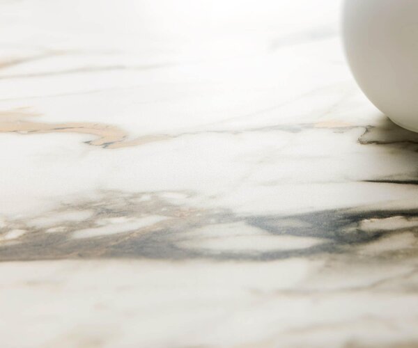DELIFE Jídelní stůl Edge 180-220x100 keramika Calacatta Luxe bílá-zlatá-šedá W-podnož černá rozkládací