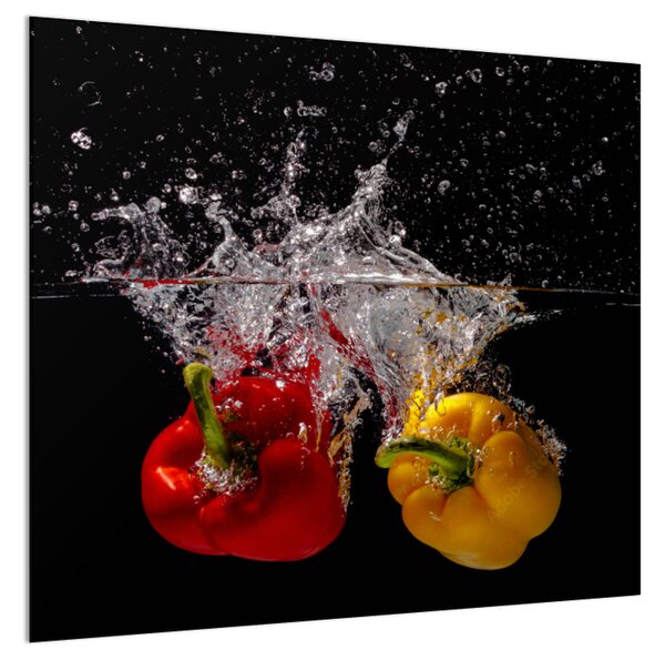 Sklo do kuchyně papriky ve vodě na černém pozadí - 50 x 70 cm