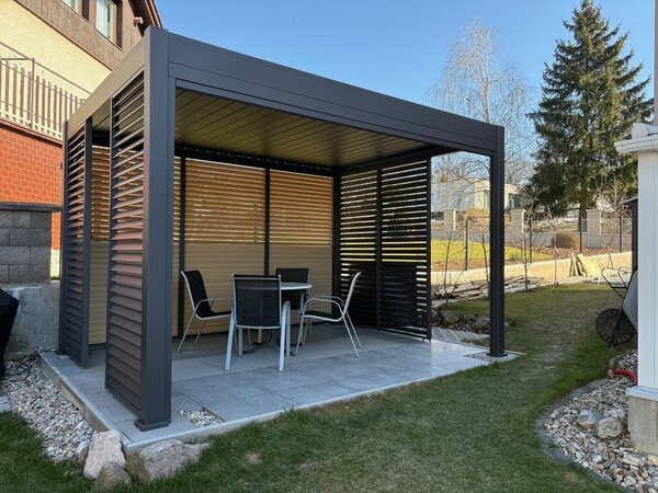 ROJA PANEL ZASTÍNĚNÍ WOOD, SKLÁPĚCÍ LAMELY, HORIZONTÁLNÍ 1,3 m pro bioklimatickou pergolu
