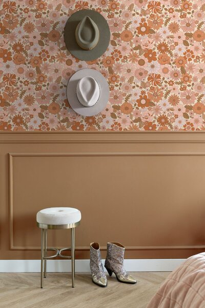 Tapeta s retro květinovým vzorem, béžová, oranžová, 130962, Floral Fever, Esta Home