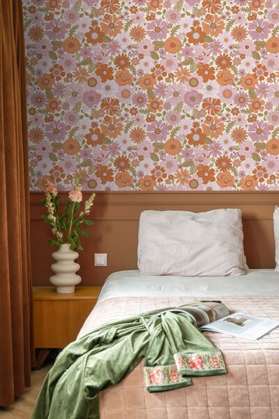 Tapeta s retro květinovým vzorem, bílá, oranžová, 130961, Floral Fever, Esta Home