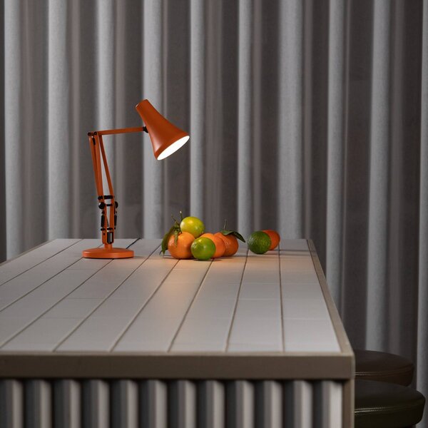 Anglepoise LED stolní lampa 90 MINI VIVID, oranžová, USB, stmívatelný, Žlutá / oranžová, Pracovna / kancelář, Hliník, Industriální design, stojací lampa
