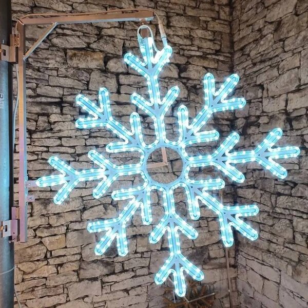 Vianočná sada pre obce „Ľadová vločka X“ a betlehem, strom 6–8 m Flash, 3D LED anjel 122 cm, betlehem 162 × 172 cm, ľadovo biela