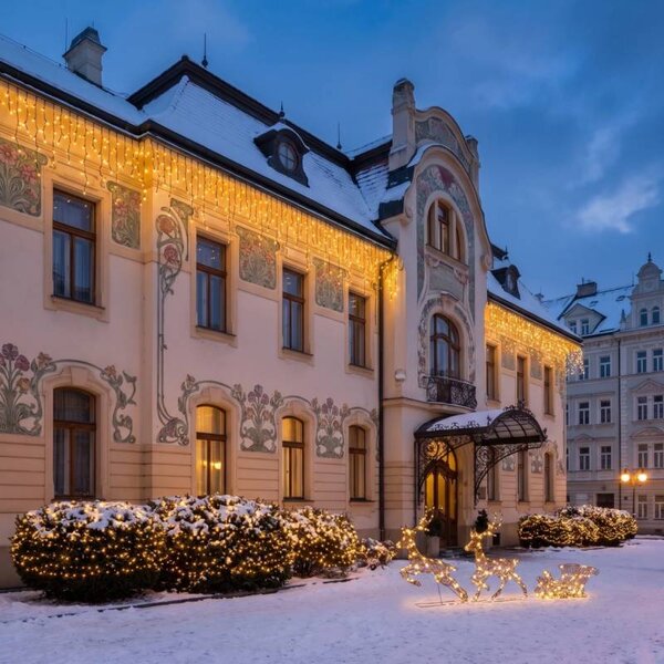Vánoční sada pro hotely Fasáda a keře, 10× krápníky 3 m, 2× řetěz 20 m, 3D LED jeleni se sáněmi 180 cm, teplá bílá