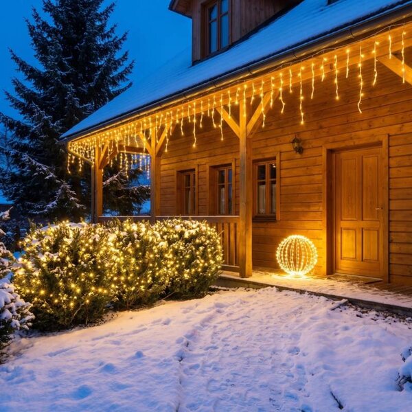 Vánoční sada pro hotely Třpytivá fasáda, 8× krápníky 3 m Flash, 1× řetěz 20 m Flash, 3D LED koule Ø 60 cm, teplá bílá s Flash