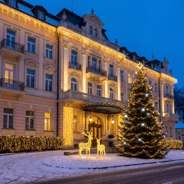 Vánoční sada pro hotely Resort Flash, strom 6–8 m Flash, 12× krápníky 3 m Flash, 3D LED jelen a laň 150 cm, teplá bílá s Flash