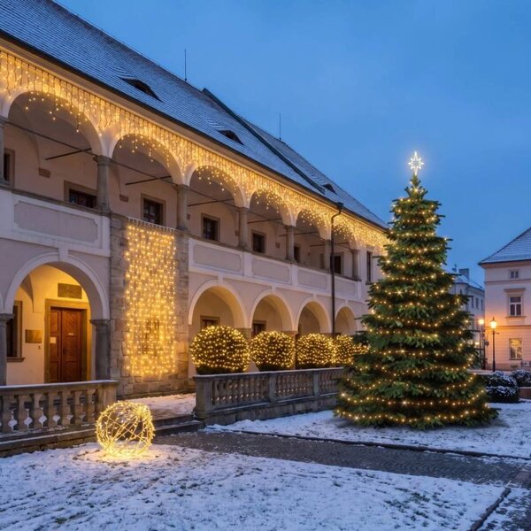 Vánoční sada pro hotely Resort, strom 6–8 m, 20× krápníky 3 m, 7× řetěz 20 m, 1× závěs 1 × 8 m, 3D LED koule Ø 60 cm, teplá bílá