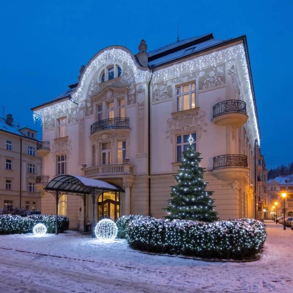 Vánoční sada pro hotely Ledová fasáda se stromem, strom 3–5 m, 6× krápníky 3 m, 5× řetěz 20 m, 3D LED koule Ø 60 cm, 3D LED koule Ø 80 cm, ledová bílá