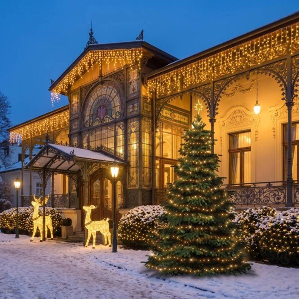 Vánoční sada pro hotely Velká fasáda, strom 6–8 m, 11× krápníky 3 m, 4× řetěz 20 m, 3D LED jelen a laň 150 cm, teplá bílá