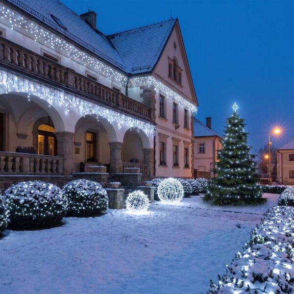 Vánoční sada pro hotely Ledová fasáda se stromem, strom 3–5 m, 6× krápníky 3 m, 5× řetěz 20 m, 3D LED koule Ø 60 cm, 3D LED koule Ø 80 cm, ledová bílá