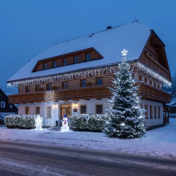 Vánoční sada pro hotely Ledový resort, strom 6–8 m Flash, 15× krápníky 3 m, 9× řetěz 20 m, 3D LED anděl 122 cm, 3D LED sněhulák 107 cm, ledová bílá
