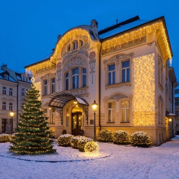 Vánoční sada pro hotely Resort, strom 6–8 m, 20× krápníky 3 m, 7× řetěz 20 m, 1× závěs 1 × 8 m, 3D LED koule Ø 60 cm, teplá bílá