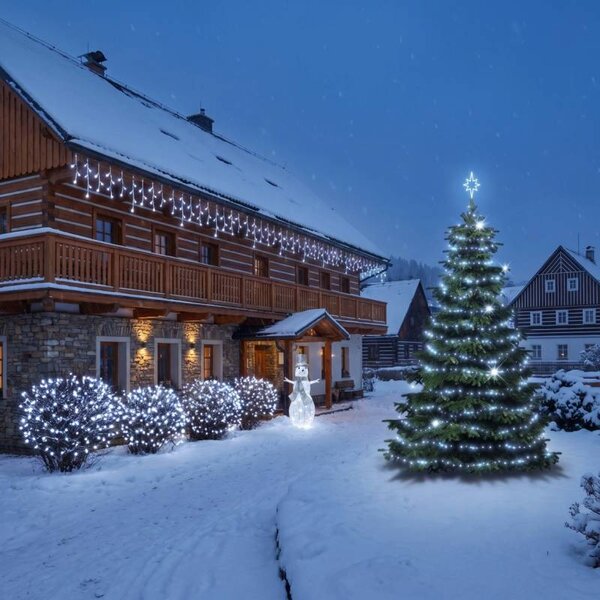 Vánoční sada pro hotely Ledová velká fasáda, strom 6–8 m Flash, 16× krápníky 3 m, 5× řetěz 20 m, 3D LED sněhulák 107 cm, ledová bílá